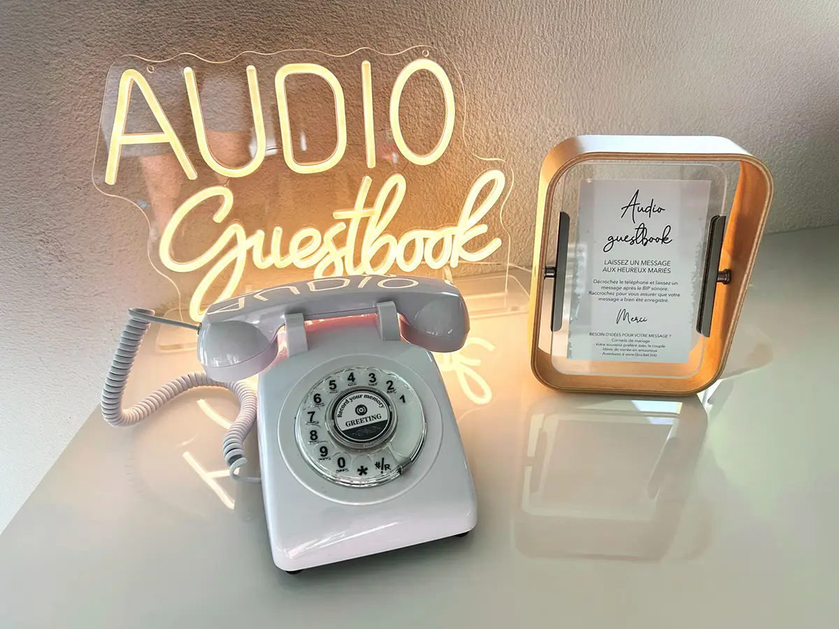 Livre d'or audio Selfie4you avec téléphone pour enregistrer les messages des invités